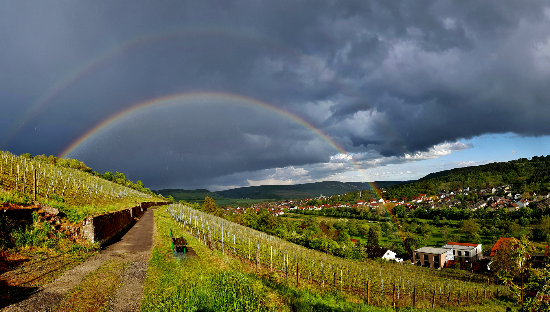 Regenbogen über dem Taubertal.