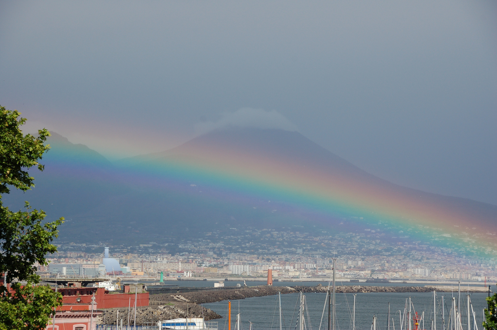 Regenbogen über dem Vesuv