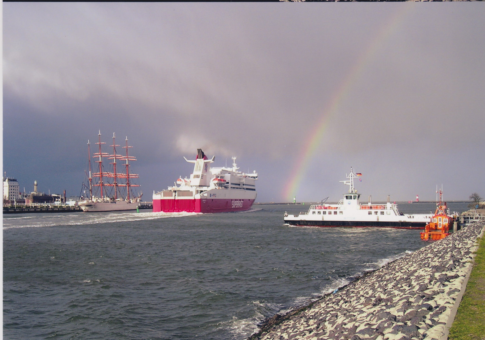 Regenbogen über dem Warnemünder Hafen