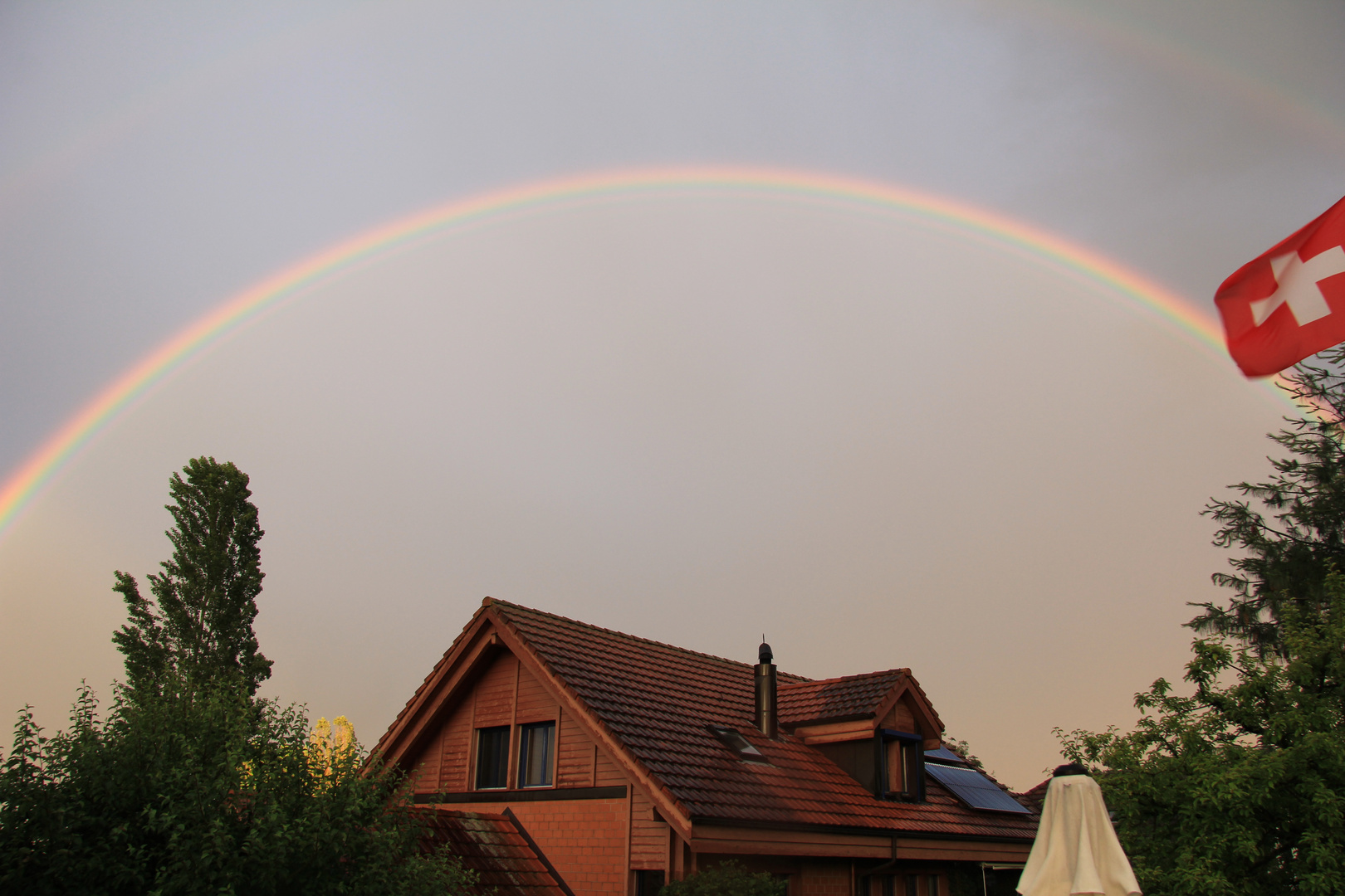 Regenbogen über dem Weinland