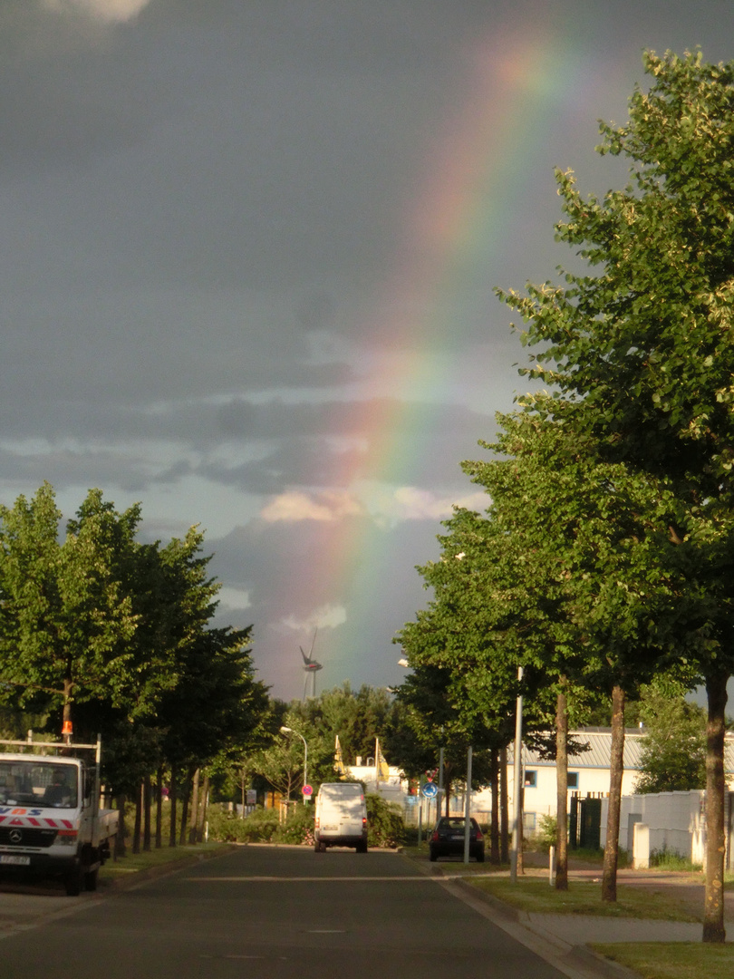 Regenbogen über dem Windkraftwerk