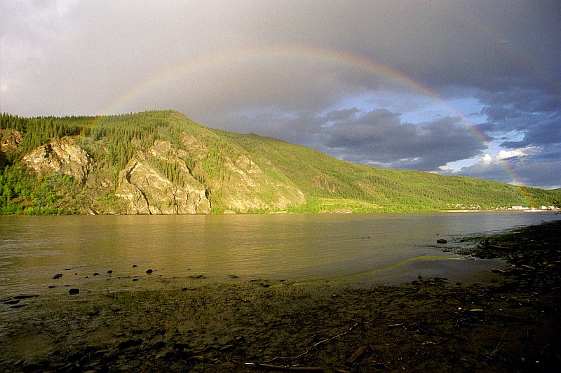 Regenbogen über dem Yukon