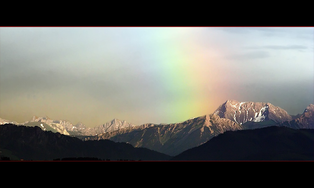 Regenbogen über den Bergen