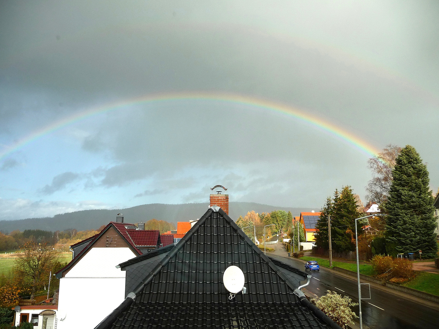 Regenbogen über den Dächern von Farnroda