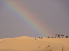 Regenbogen über den Dünen