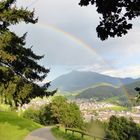 Regenbogen über den Hügeln einer anmutigen Landschaft