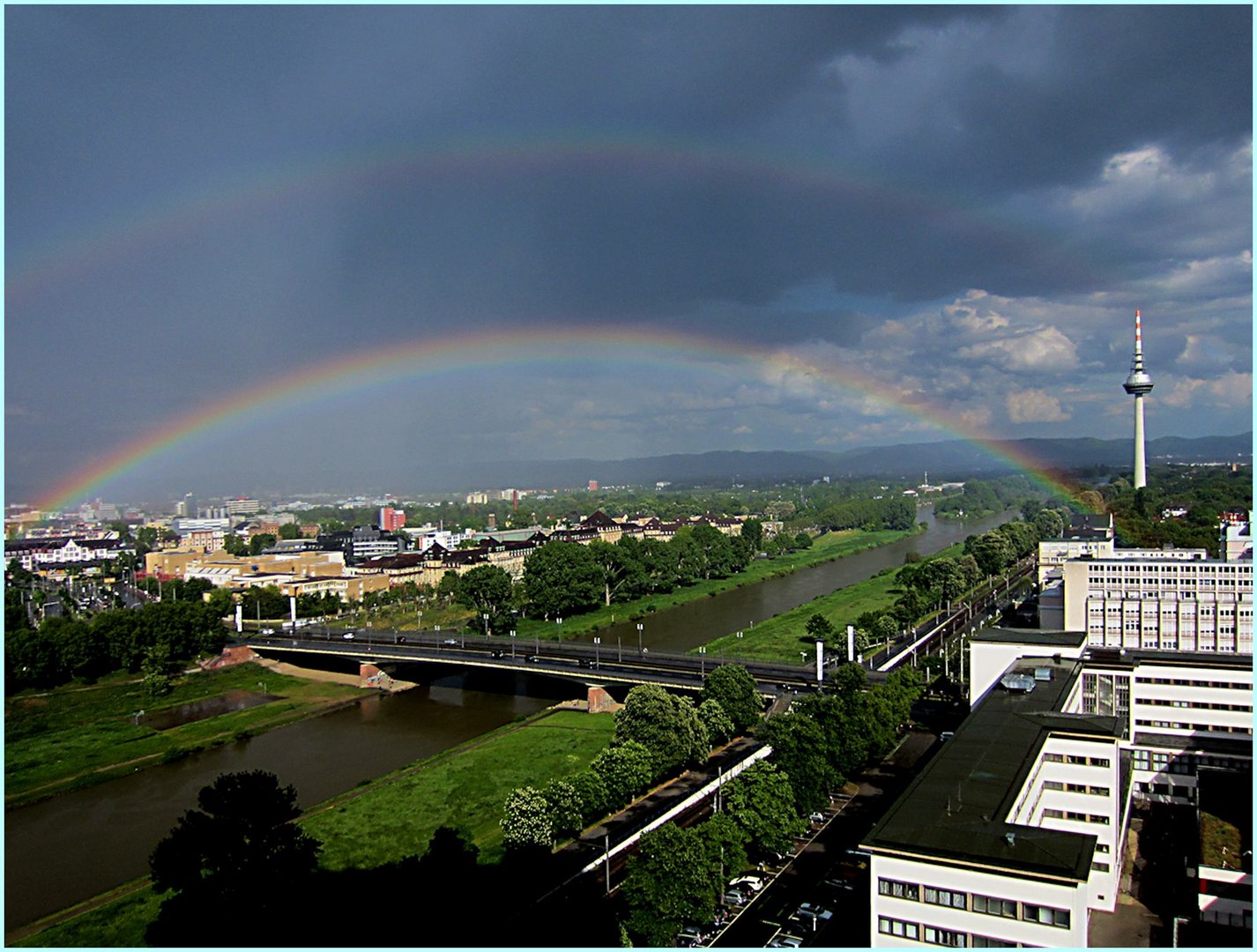 Regenbogen über den Neckar