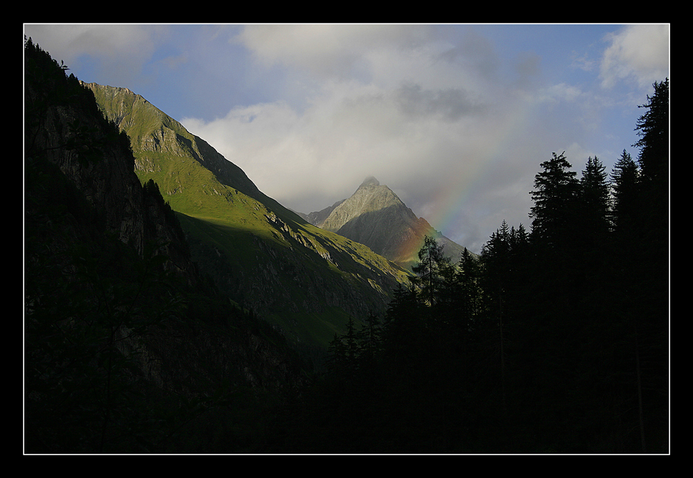 Regenbogen über den Umbalfällen