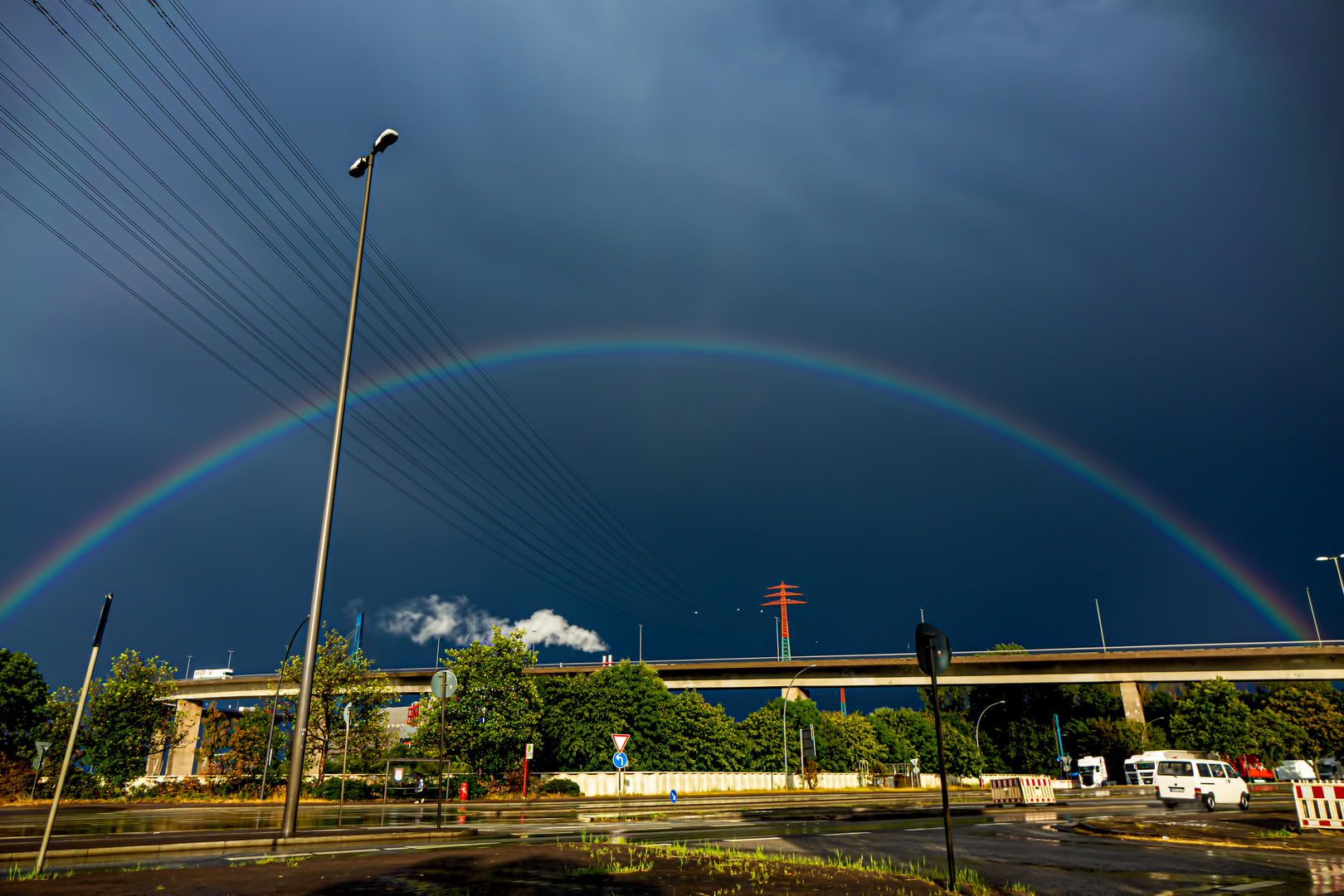 Regenbogen über der A7