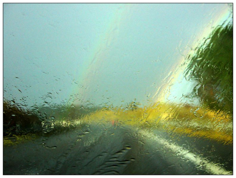 Regenbogen über der Autobahn