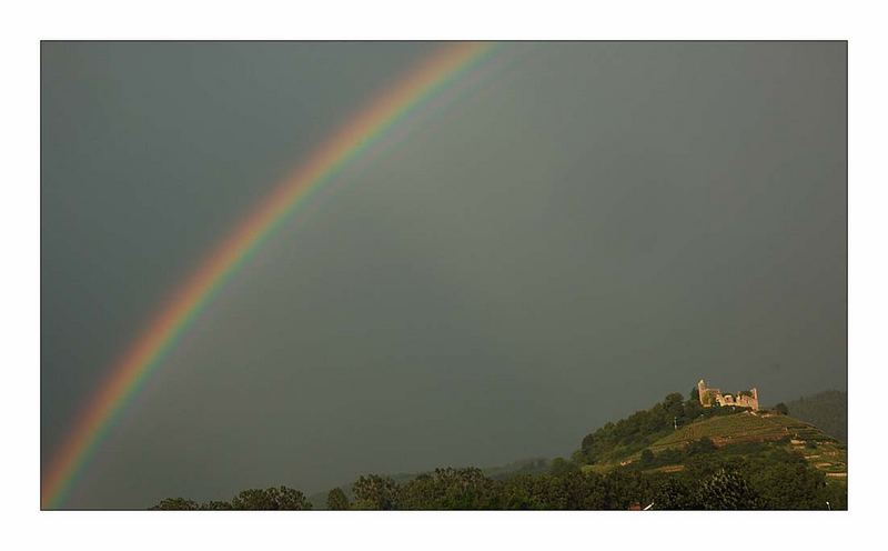 Regenbogen über der Burg von Staufen