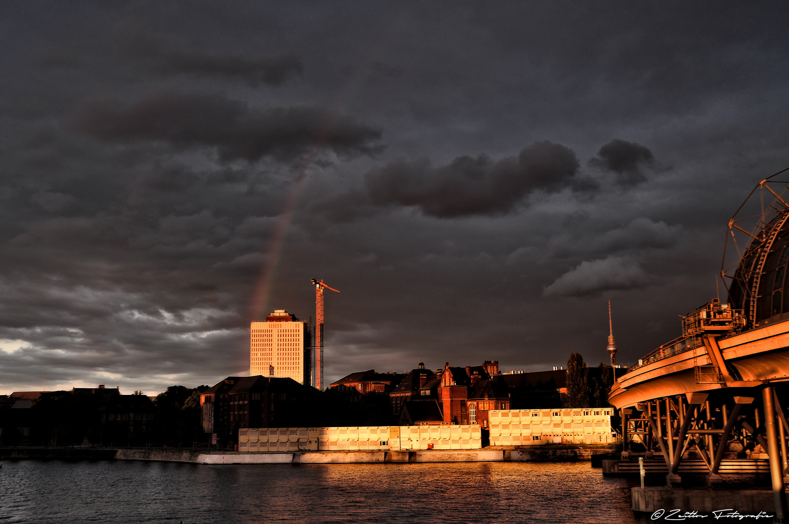 Regenbogen über der Charite