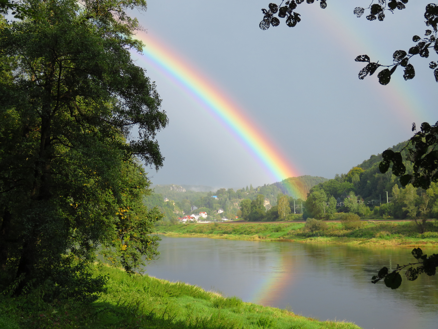 Regenbogen über der Elbe bei Rathen