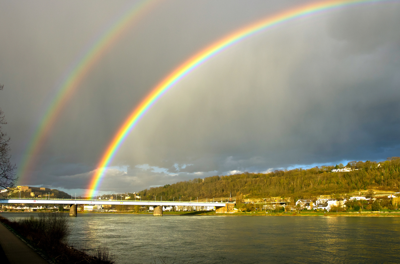 Regenbogen über der Festung Ehrenbreitstein, der Pfaffendorfer Brücke und Pfaffendorf