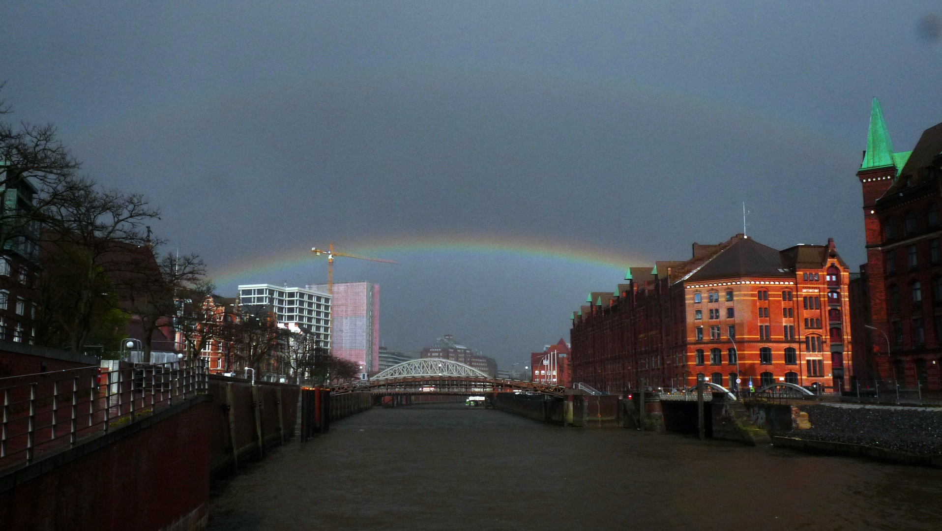 Regenbogen über der Hamburger Speicherstadt