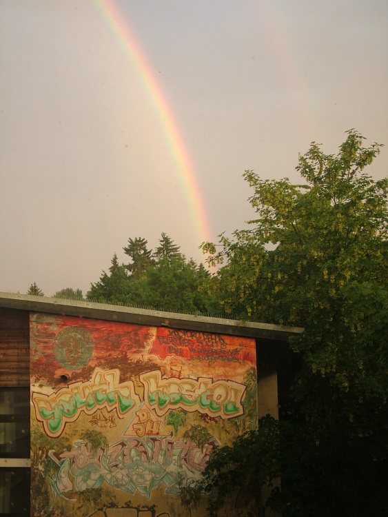 Regenbogen über der Jugendherberge