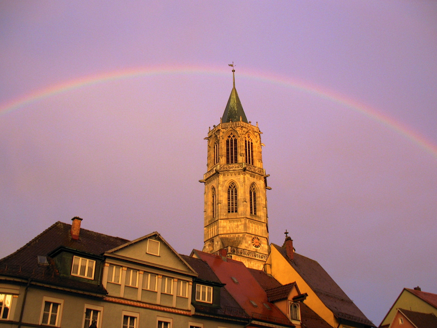 Regenbogen über der Kapellenkirche