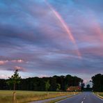 Regenbogen über der Landstraße