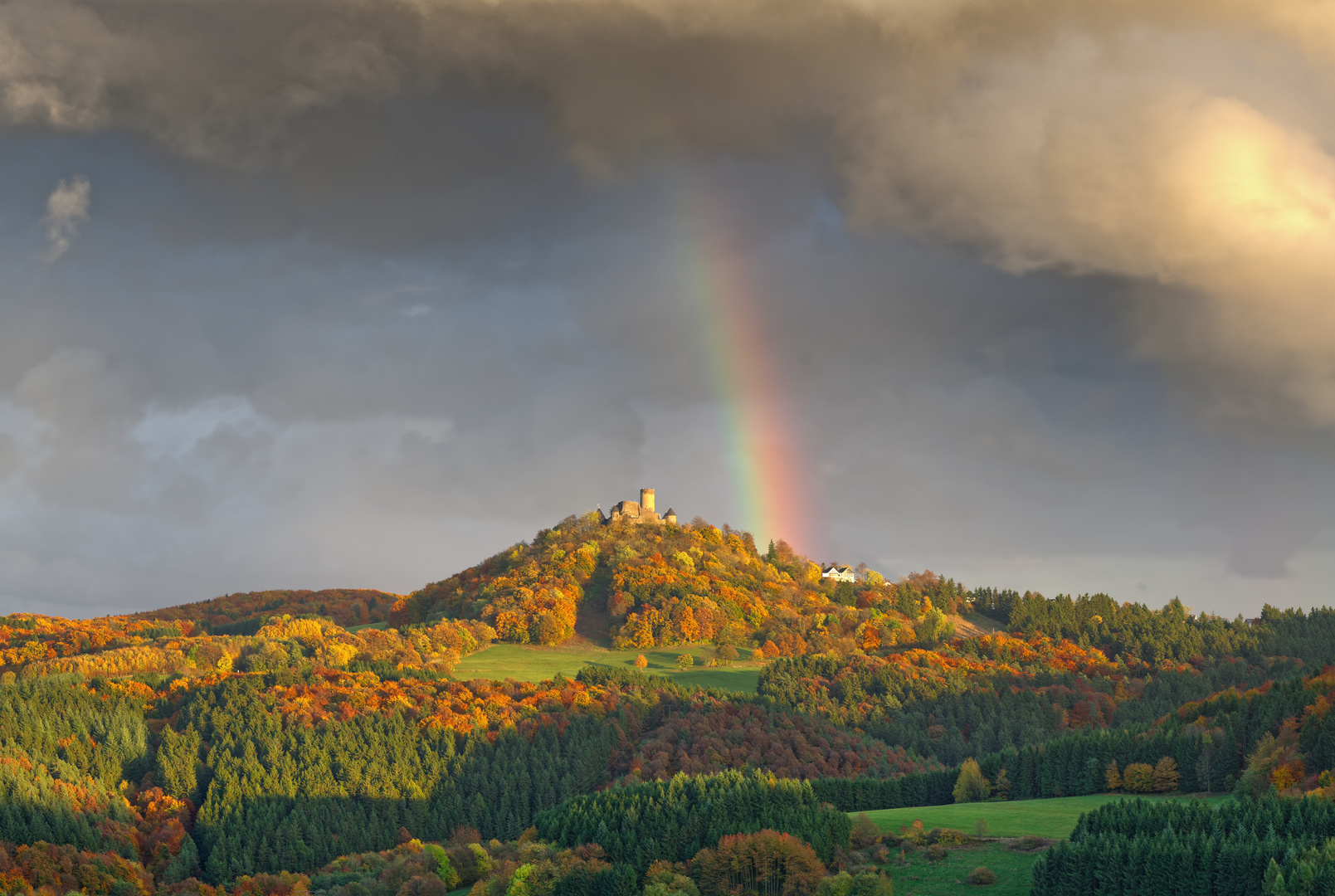 Regenbogen über der Nürburg