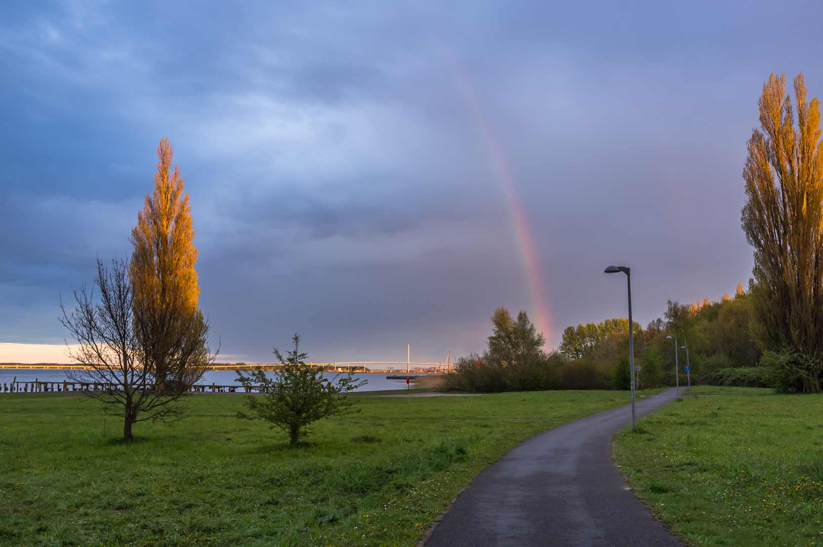 Regenbogen über der Rügenbrücke