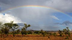 Regenbogen über der Savanne