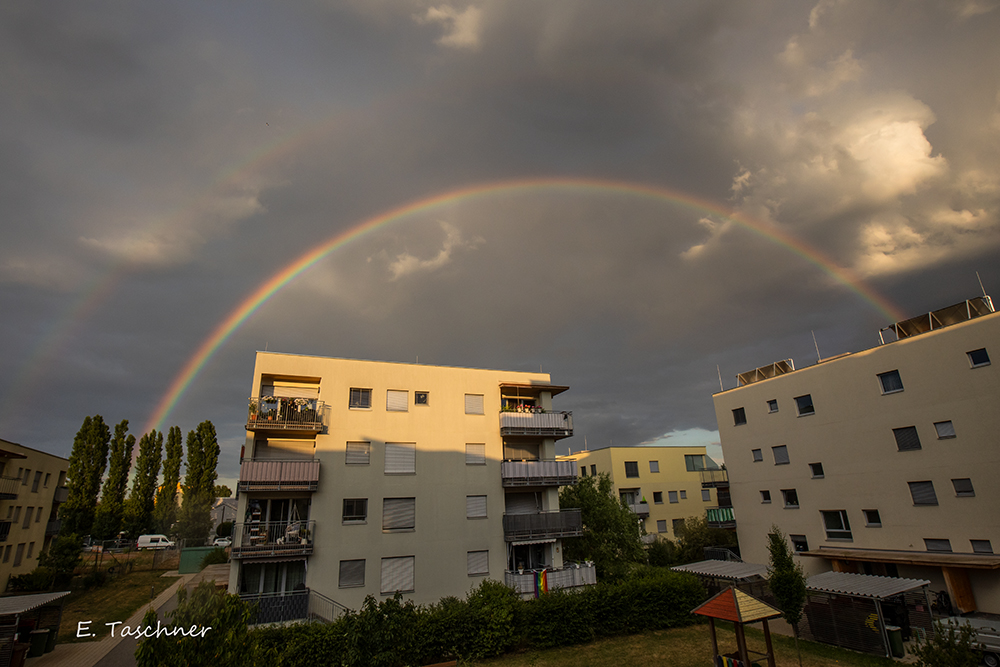 Regenbogen über der Siedlung