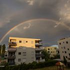 Regenbogen über der Siedlung