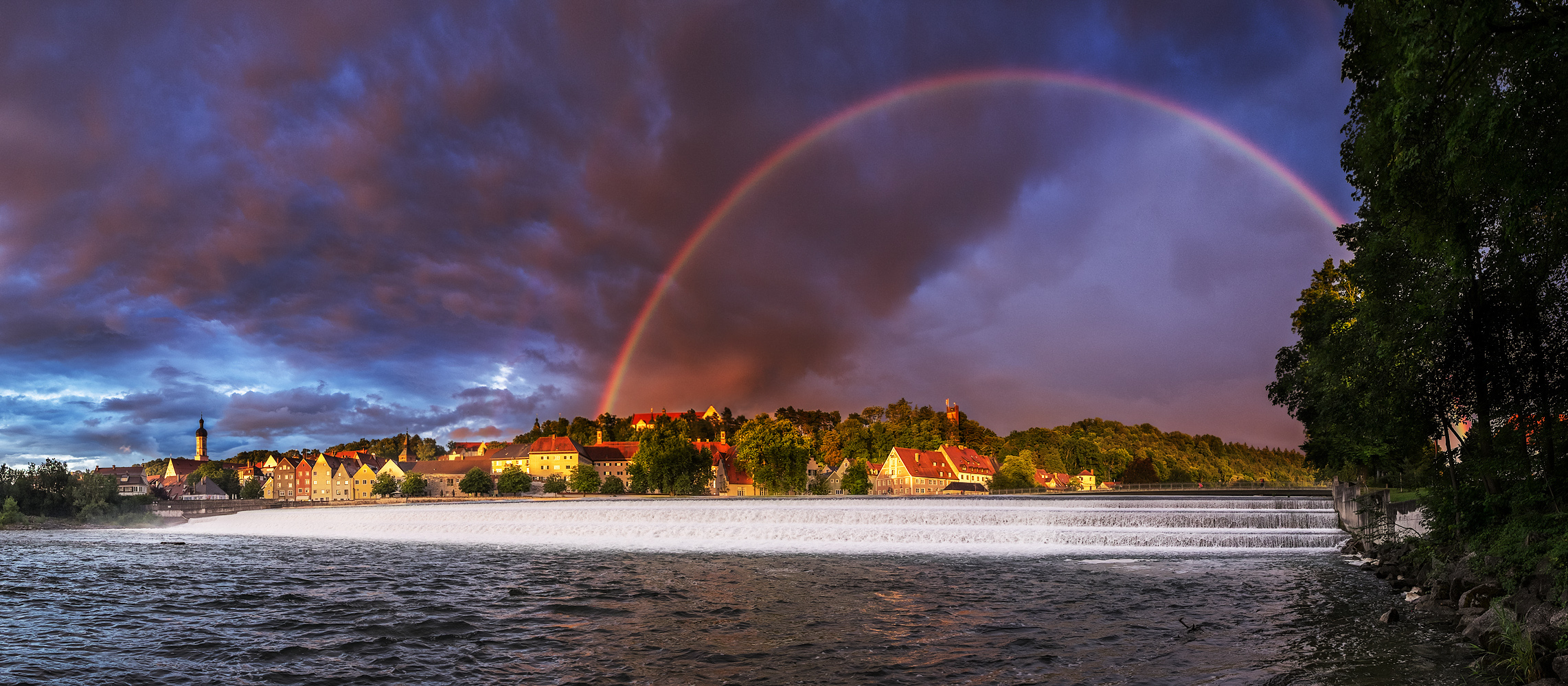 regenbogen über der stadt