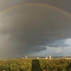 Regenbogen über der Stadt