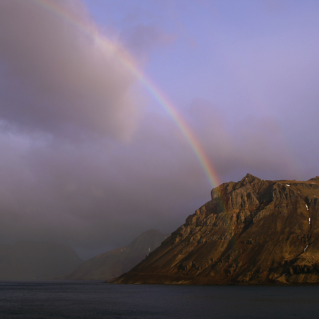 Regenbogen über der „Strandir Küste“