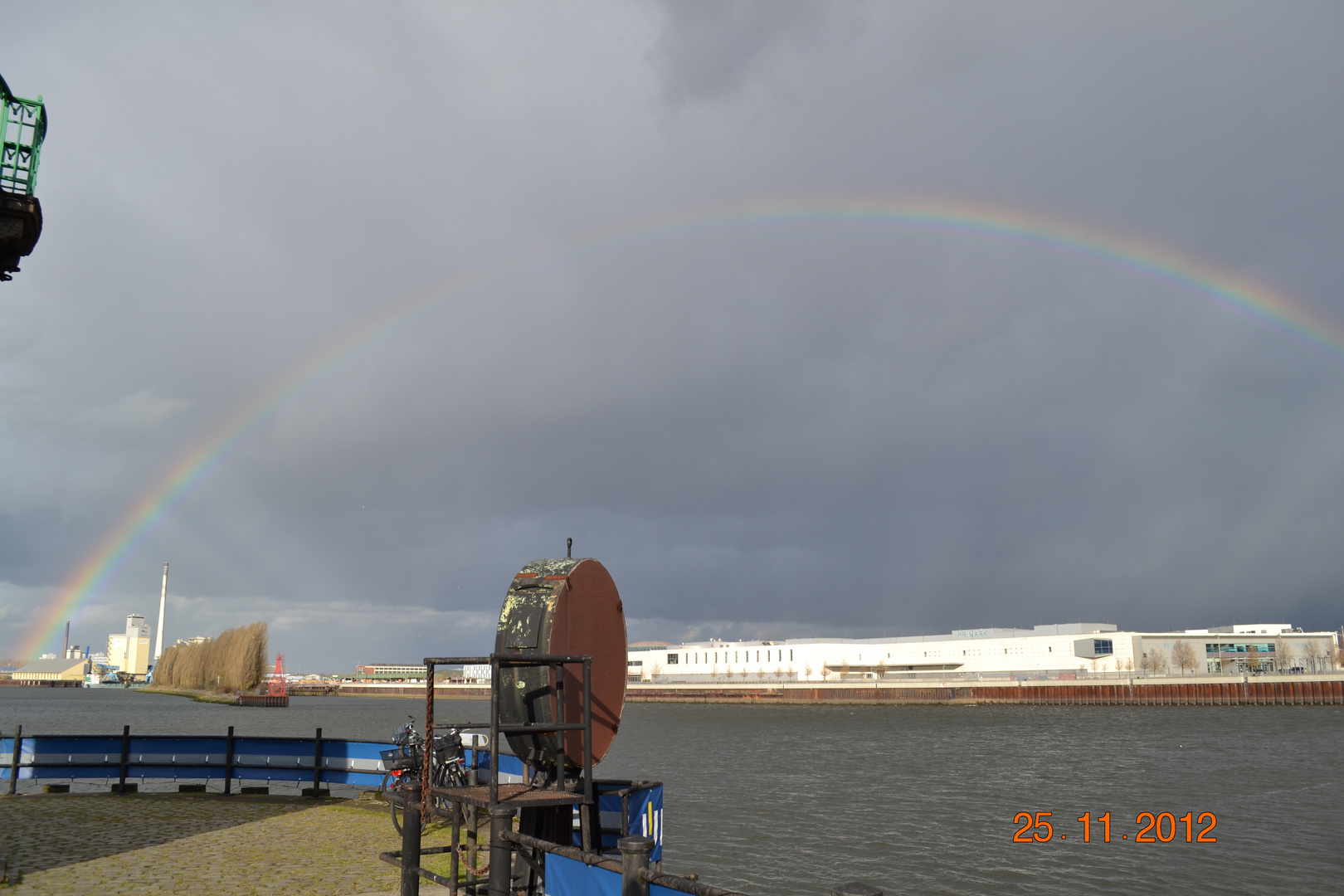 Regenbogen über der Waterfront Bremen.