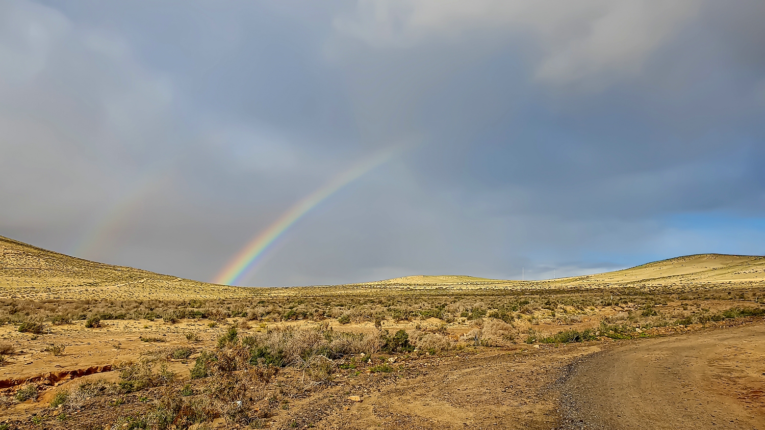 Regenbogen über der Wüste