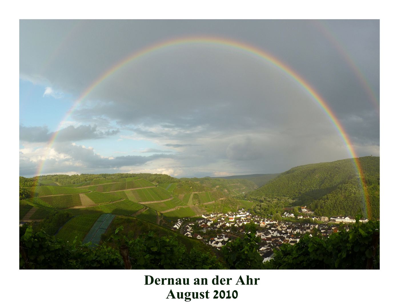 Regenbogen über Dernau an der Ahr