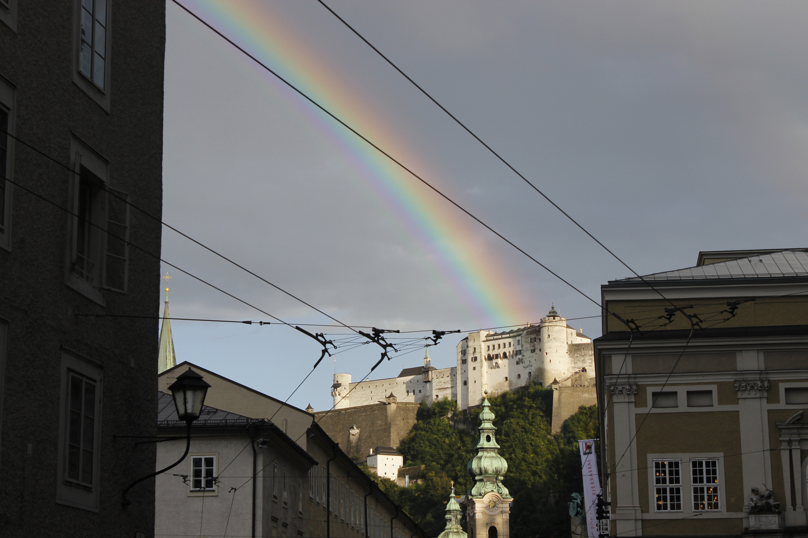 Regenbogen über die Festung Hohensalzburg