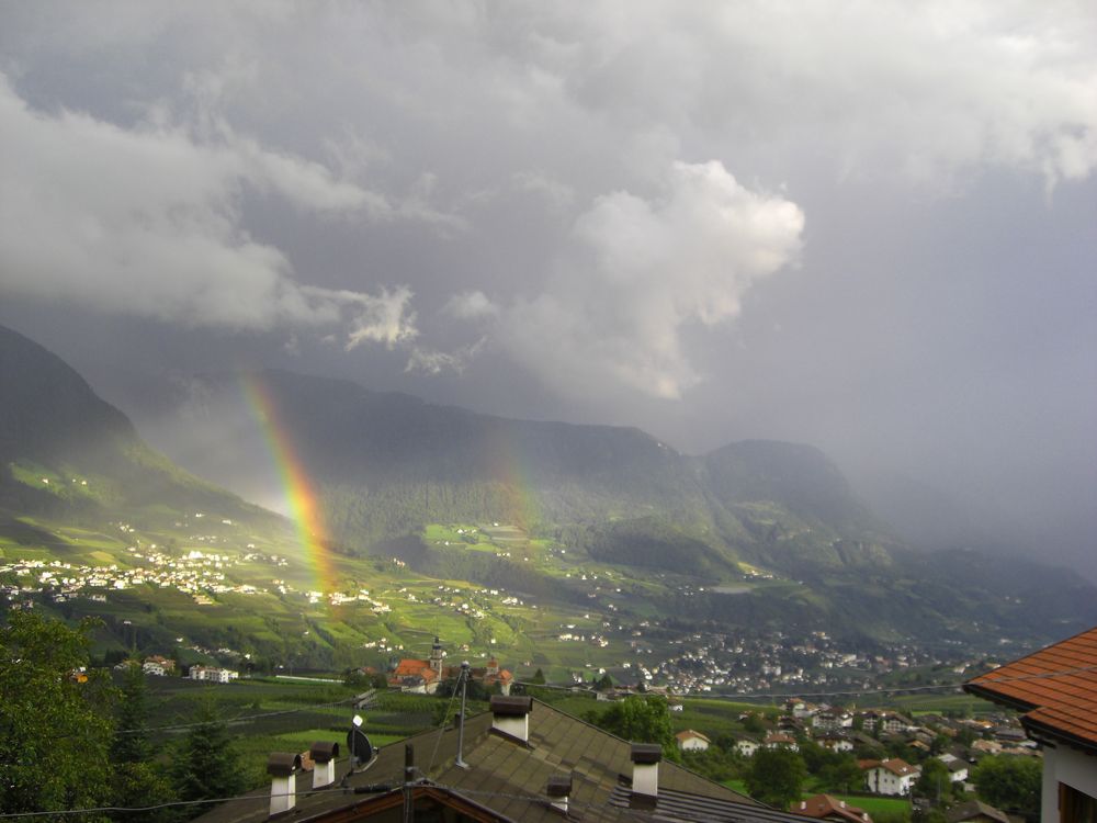 Regenbogen über Dorf Tirol / Meran (Italien)