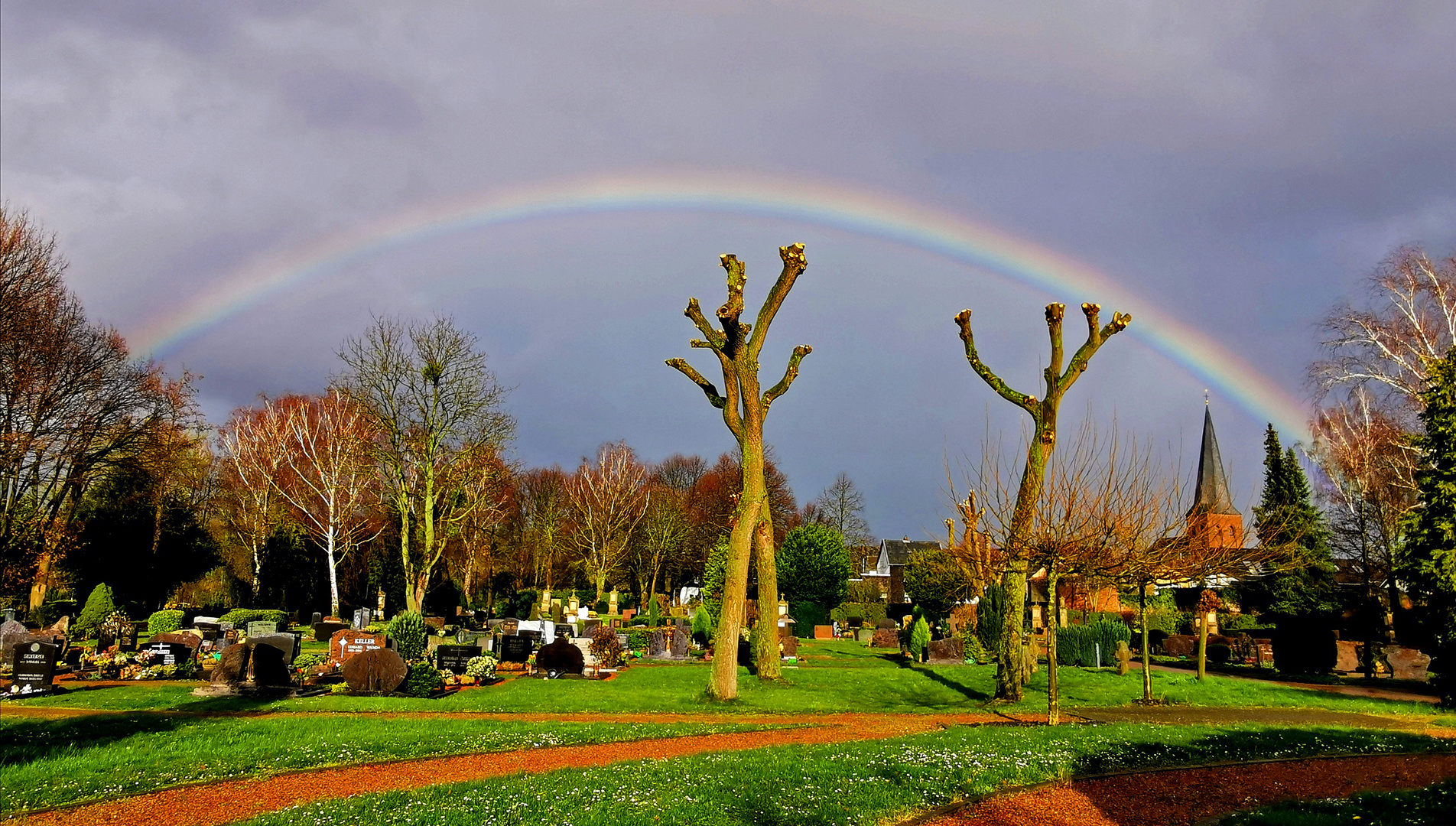 Regenbogen über Friedhof und Kirche Alt-Kaster 