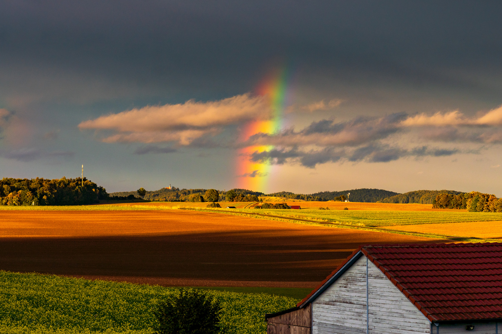 Regenbogen über Herbsfeldern