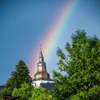 Regenbogen über Kirche