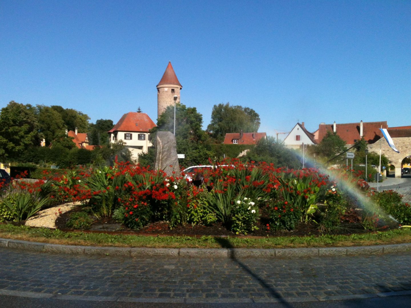 Regenbogen über Kreiselbepflanzung  in Dinkelsbühl