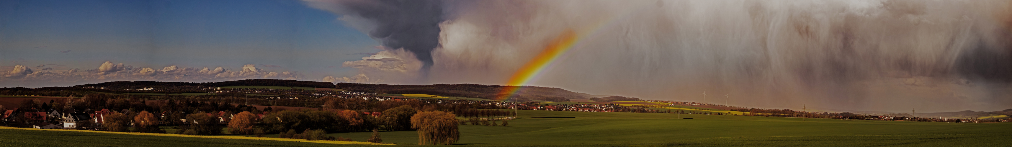 Regenbogen über Land