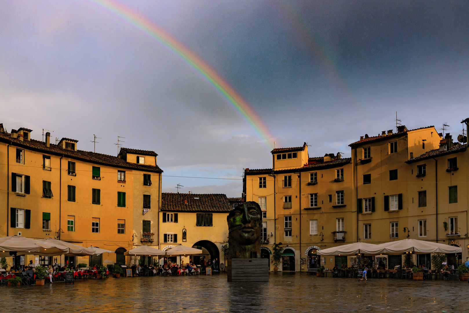 Regenbogen über Lucca