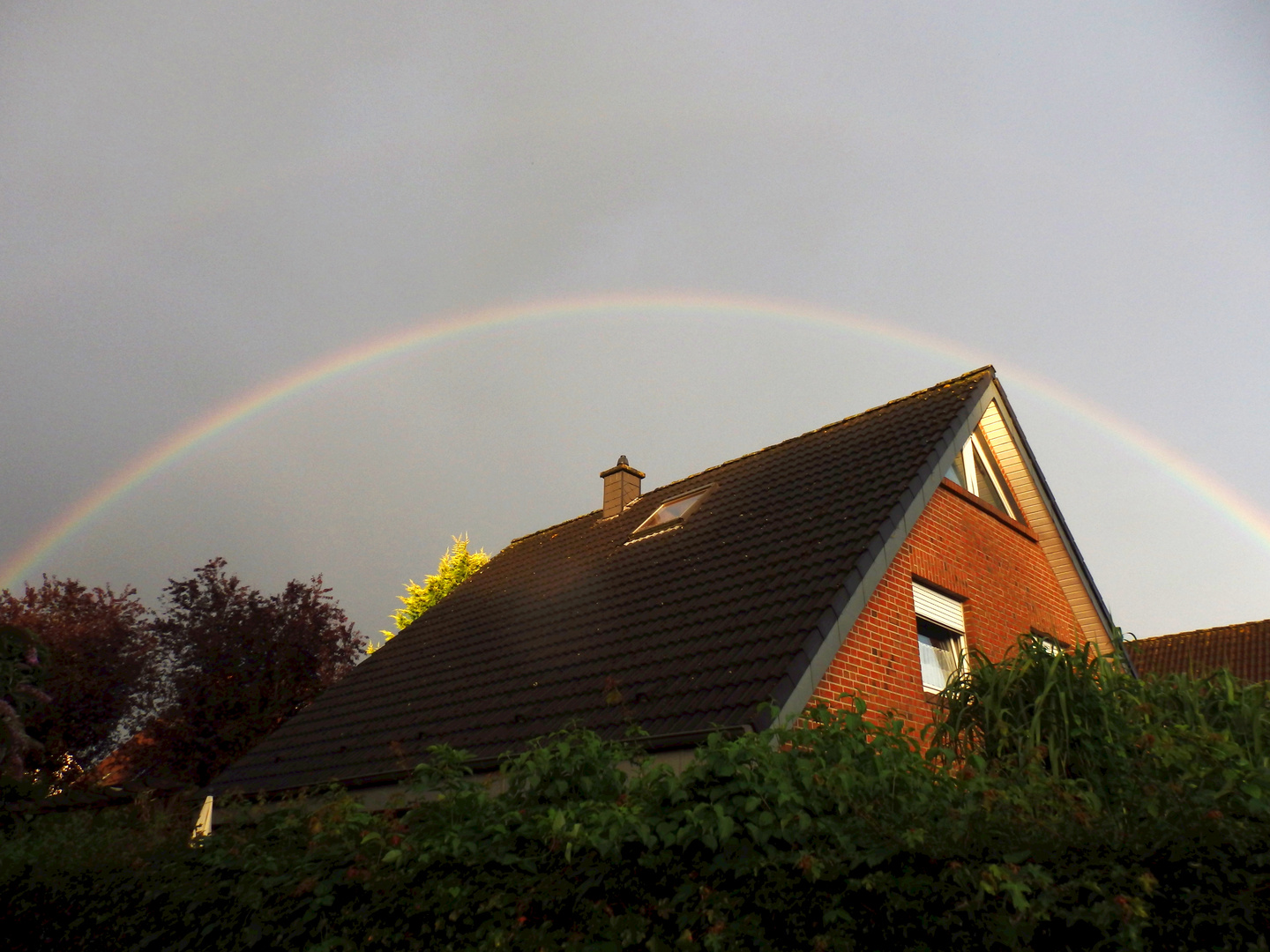 Regenbogen über Nachbars Haus