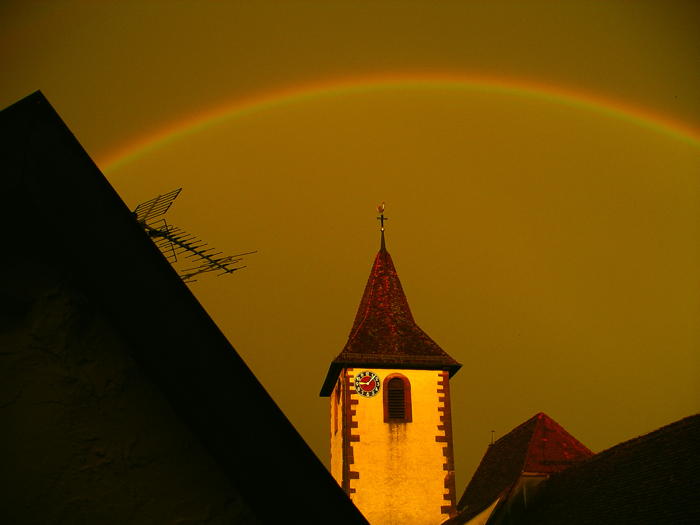 Regenbogen über Neubulacher Stadtkirche