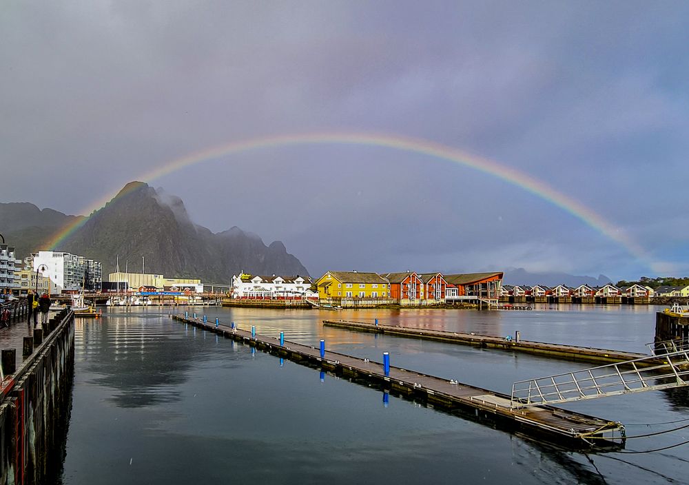 Regenbogen über Svolvær