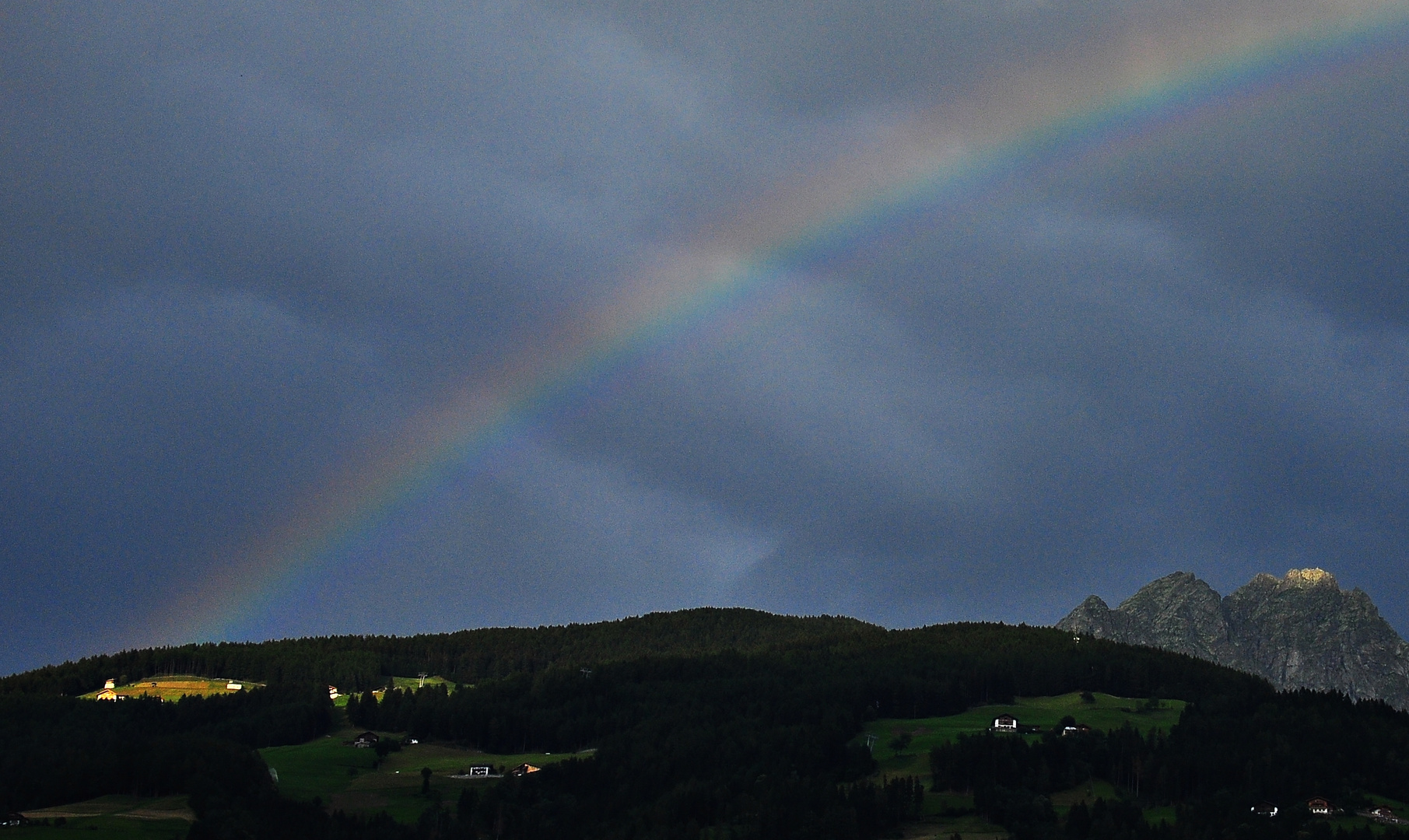 Regenbogen über Taser und Sonnenfenster auf der Ifingerspitze