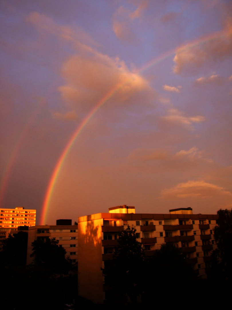 Regenbogen über unserer Strasse...