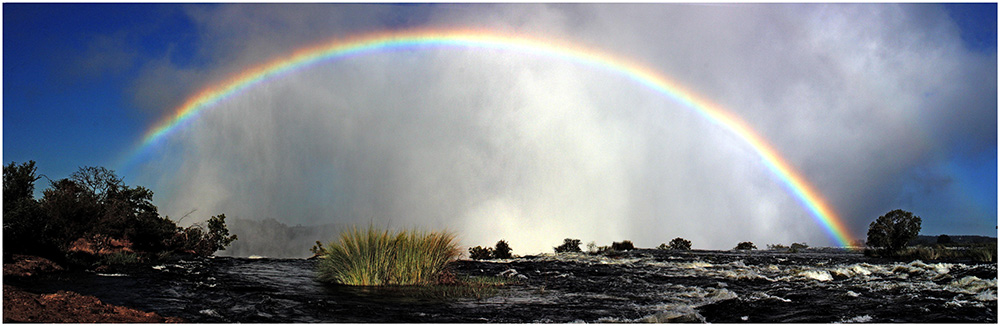Regenbogen über Victoria Falls