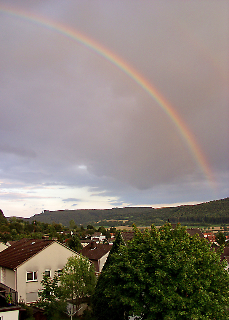 Regenbogen überm Dorf