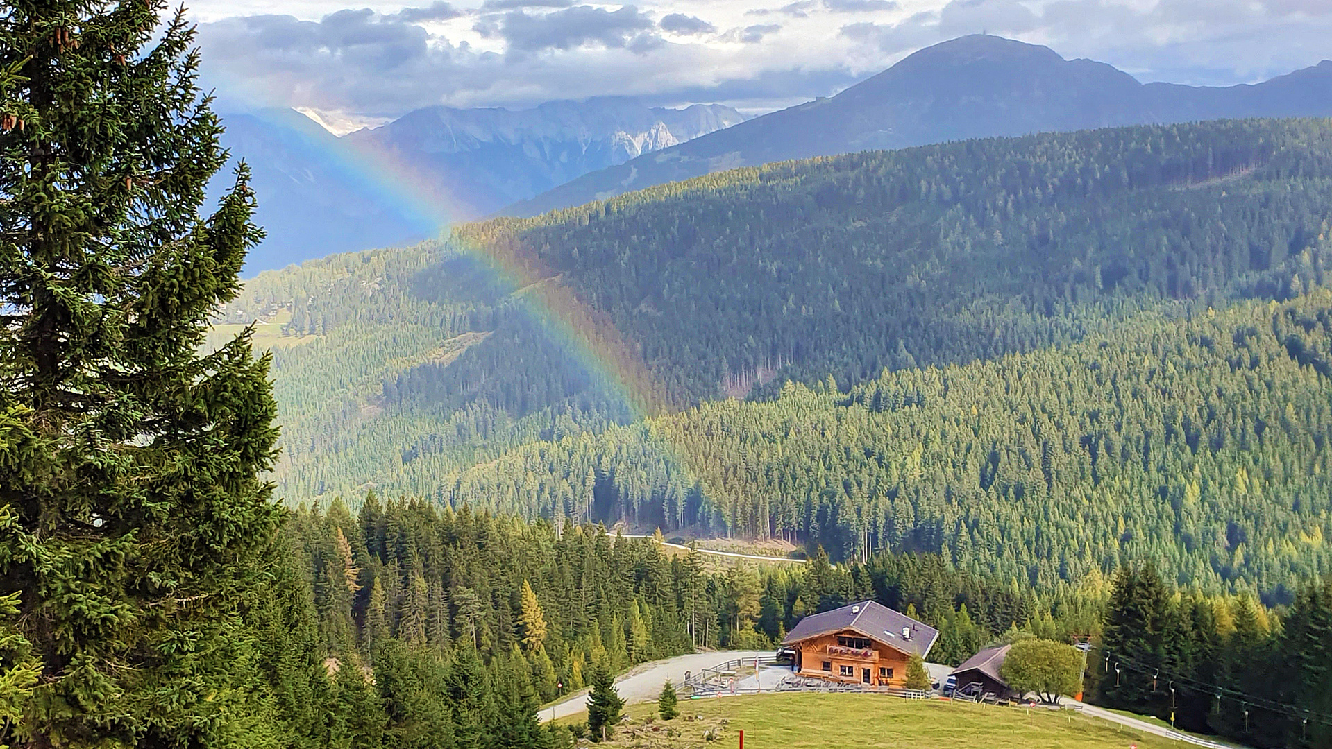 Regenbogen überm Haus