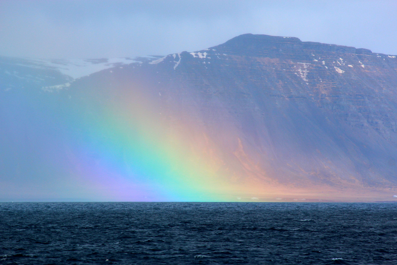 Regenbogen überm Meer vor Reykjavik